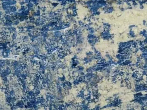 Placa de Granito Sodalita Azul: azul intenso con zonas beige amarillentas irregulares y líneas blancas finas