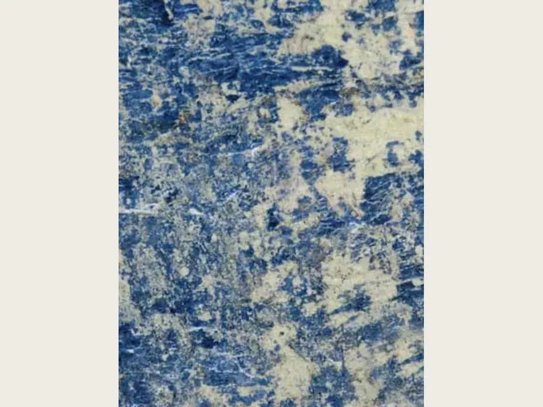 Placa de Granito Sodalita Azul: azul intenso con zonas beige amarillentas irregulares y líneas blancas finas
