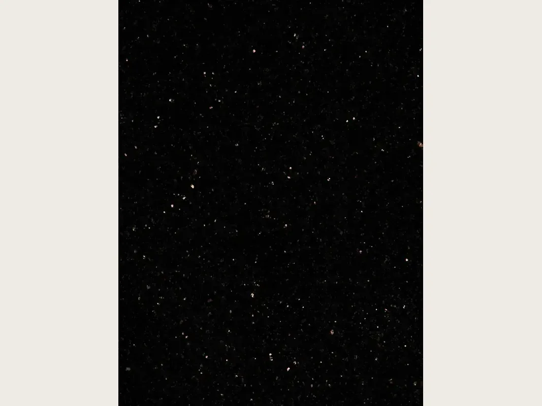 Placa de granito negro Star Galaxy: fondo negro moteado con pequeños puntos dorados y cobre brillantes