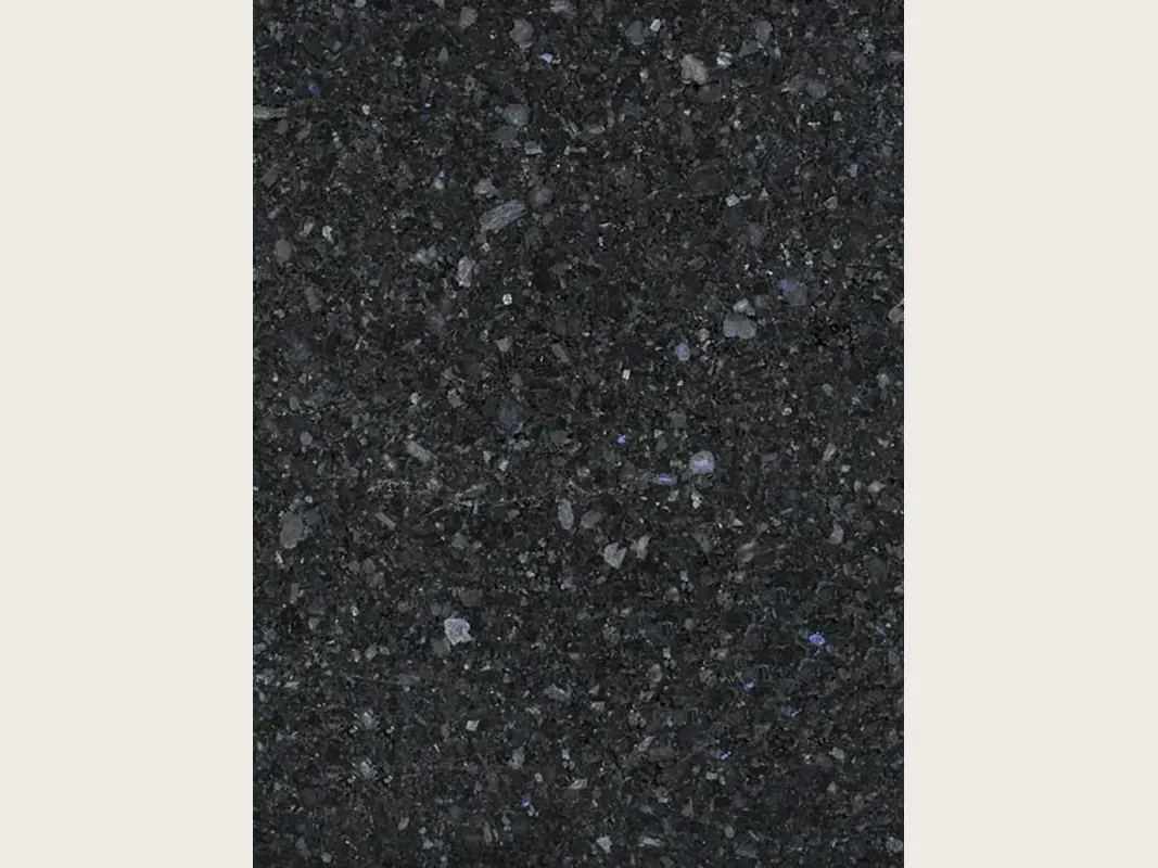 Placa de granito negro Stargate: fondo gris antracita granulado con cristales grises y violáceos, acabado pulido