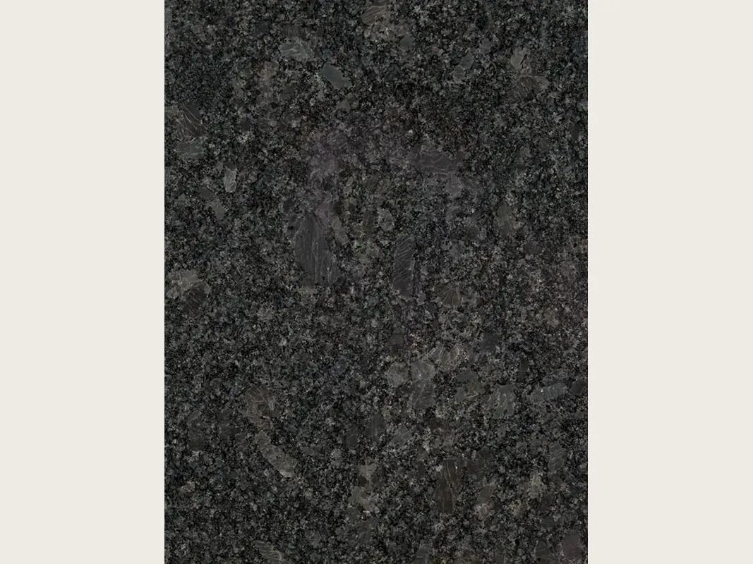 Placa de granito gris Steel Grey: grano medio gris acero con zonas más claras sobre fondo casi negro, pulida