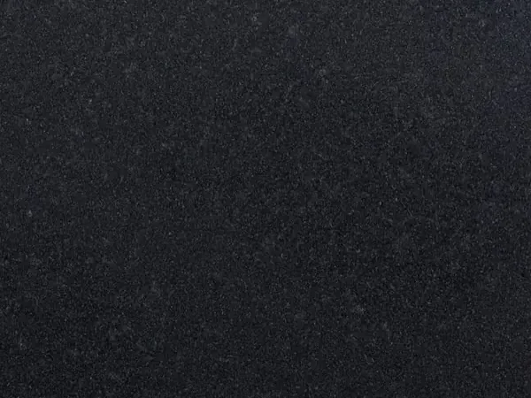 Placa de Granito Titanium Black: negro profundo homogéneo, grano finísimo apenas perceptible y superficie mate