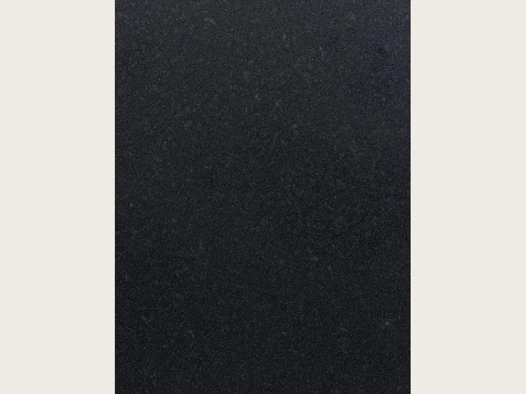 Placa de granito negro Titanium Black: negro profundo homogéneo, grano finísimo apenas perceptible y superficie mate