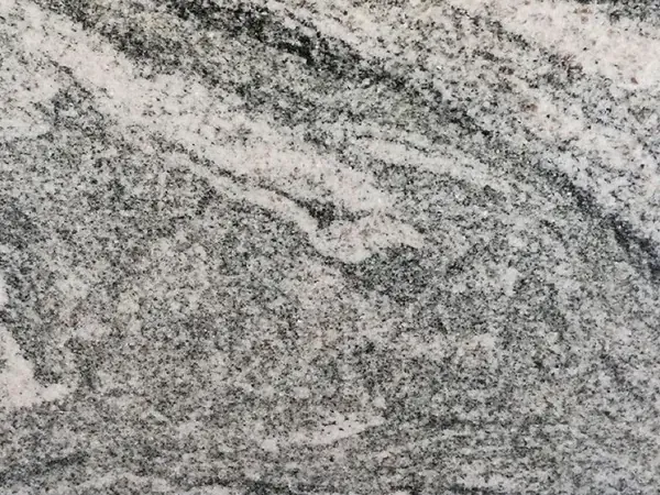 Placa de Granito Verde Marina: bandas onduladas blancas y gris oscuro en diagonal sobre fondo gris medio