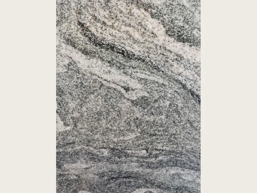 Placa de Granito Verde Marina: bandas onduladas blancas y gris oscuro en diagonal sobre fondo gris medio