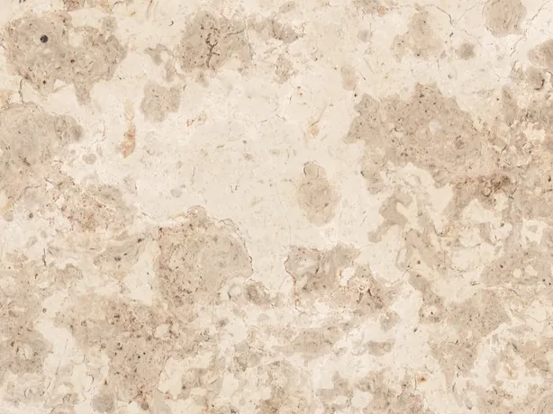 Detalle del Mármol Amarillo D’Istria: nubes beige grisáceo difusas y poros pequeños sobre el crema