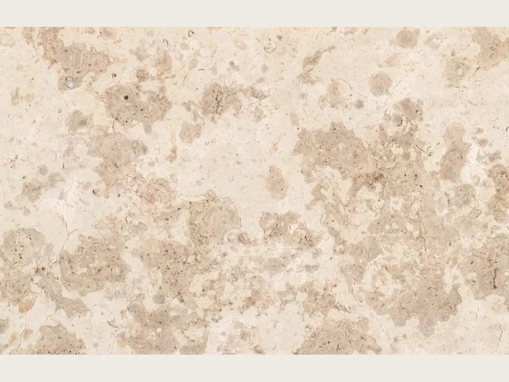 Placa de Mármol Amarillo D’Istria: fondo crema claro con nubes beige grisáceo y poros pequeños