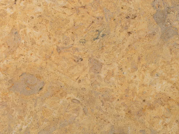 Detalle del Mármol Amarillo Provenza: nubes y manchas tenues sobre el ocre dorado, en textura mate