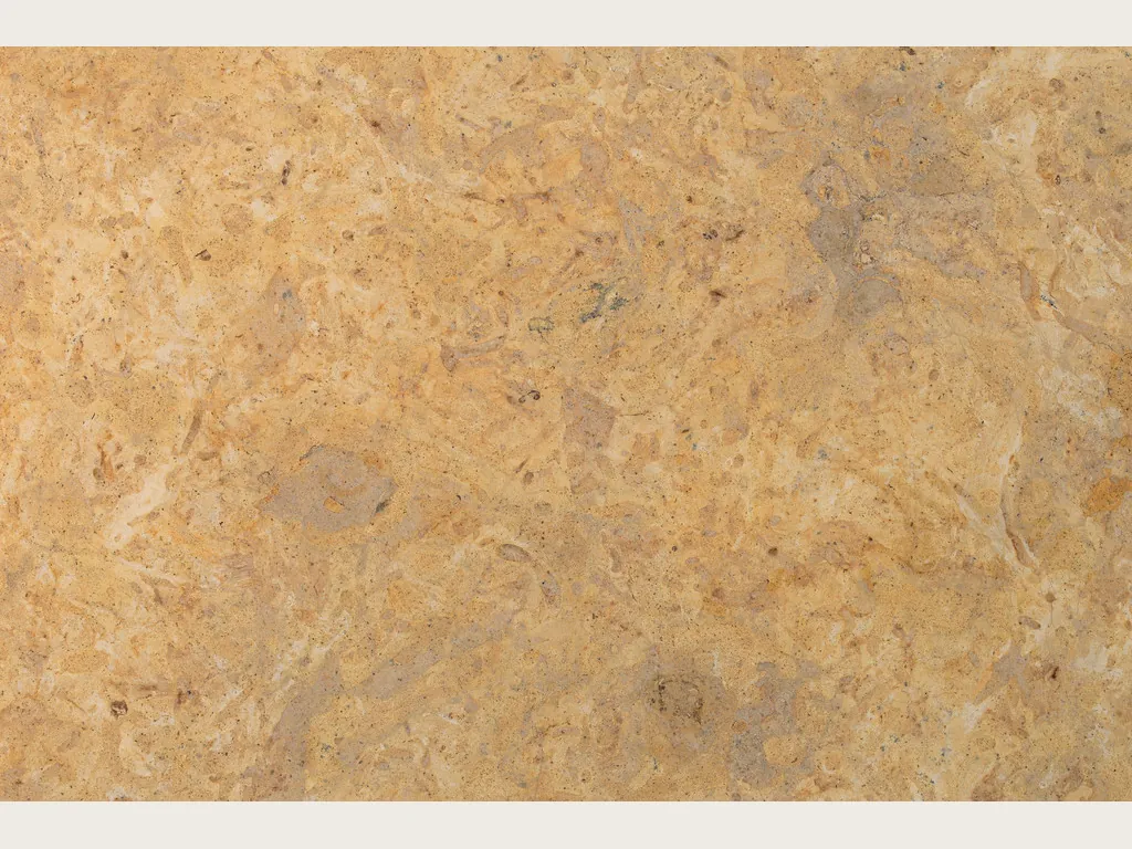 Placa de Mármol Amarillo Provenza: fondo ocre dorado nublado con manchas suaves en beige y gris verdoso