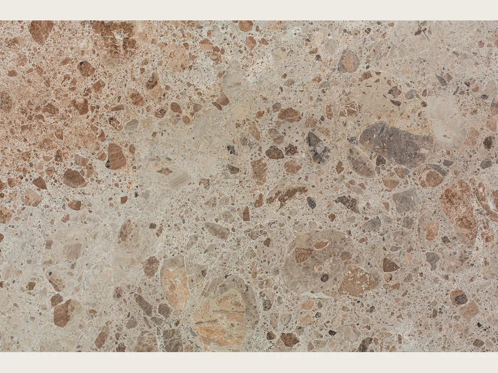 Placa de mármol beige Ambrosia: matriz beige grisácea con fragmentos redondeados marrones y óxido
