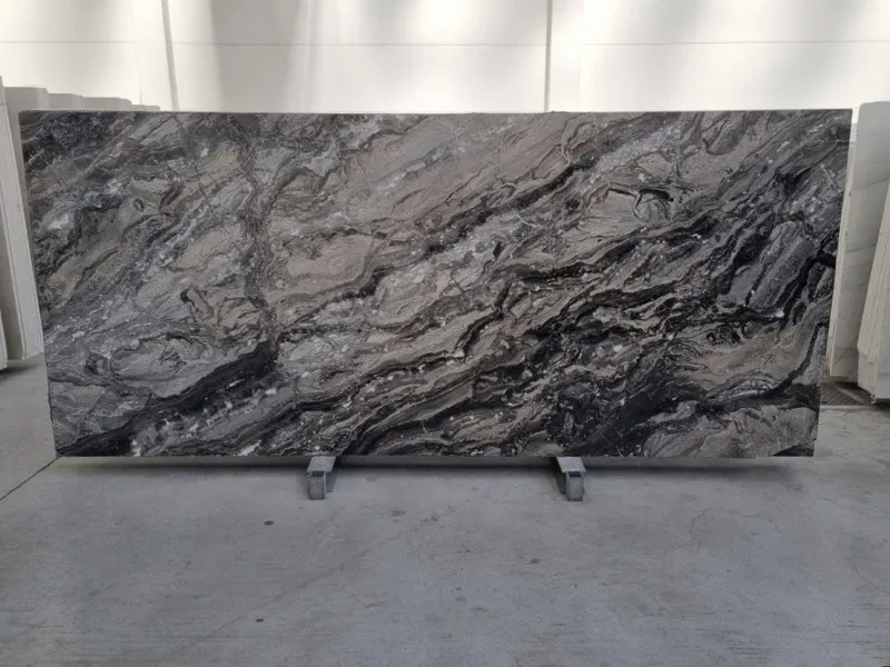 Placa de mármol gris Arabescato Grigio Orobico: bandas onduladas grises y negras con vetas blancas verticales (otra placa)