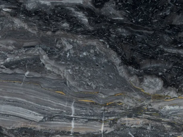 Detalle del Mármol Arabescato Grigio Orobico: bandas grises y negras y una veta blanca fina de cerca