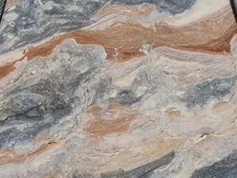 Detalle del Mármol Arabescato Orobico Grigiorosa: ondas de gris azulado y rosa salmón mezcladas en diagonal