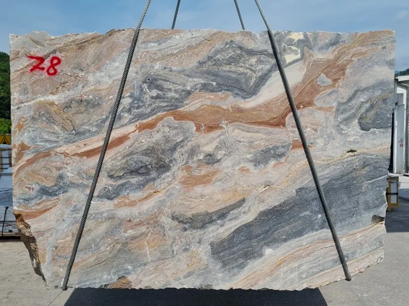 Placa de mármol gris Arabescato Orobico Grigiorosa: bandas onduladas gris azulado y rosa salmón en diagonal sobre fondo gris claro
