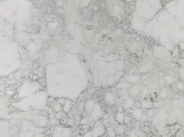 Detalle del Arabescato Vagli: vetas gris claro finas sobre fragmentos blancos y una zona central más gris
