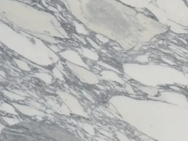 Placa de Mármol Arabesque: fragmentos blancos alargados dentro de vetas grises gruesas en diagonal