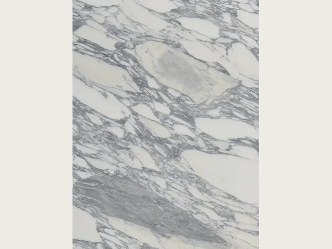 Placa de mármol blanco Arabesque: fragmentos blancos alargados dentro de vetas grises gruesas en diagonal