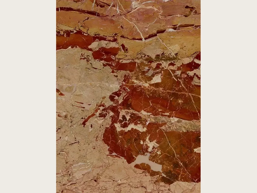 Placa de mármol rojo Arlecchino: manchas rojo óxido grandes sobre fondo beige rosado con una red de vetas blancas finas