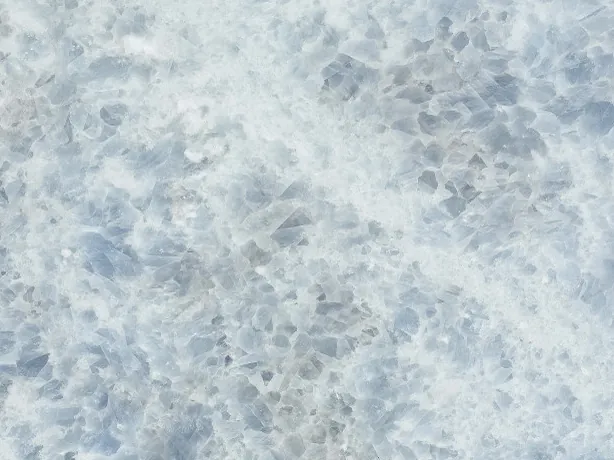 Detalle de la placa de Mármol Azul Calcite: cristales azul grisáceo gruesos sobre blanco