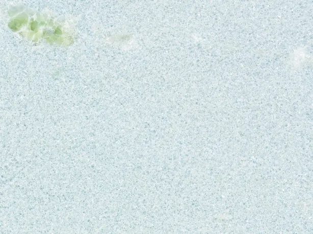Detalle del Mármol Azul Cielo: el grano fino celeste sin vetas, de cerca