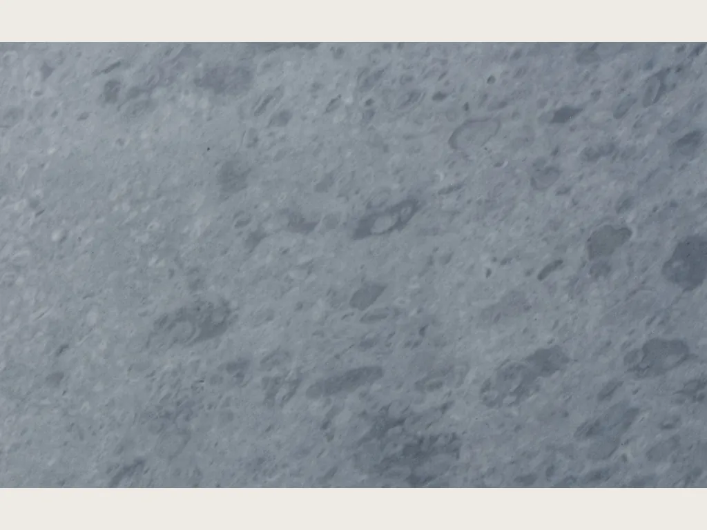 Placa de mármol gris Bardiglio Imperial: gris azulado uniforme con manchas redondeadas apenas más oscuras