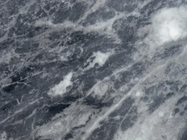 Detalle del mármol gris Bardiglio Nuvolato: nubes blanquecinas difusas sobre el gris oscuro, con el brillo del pulido