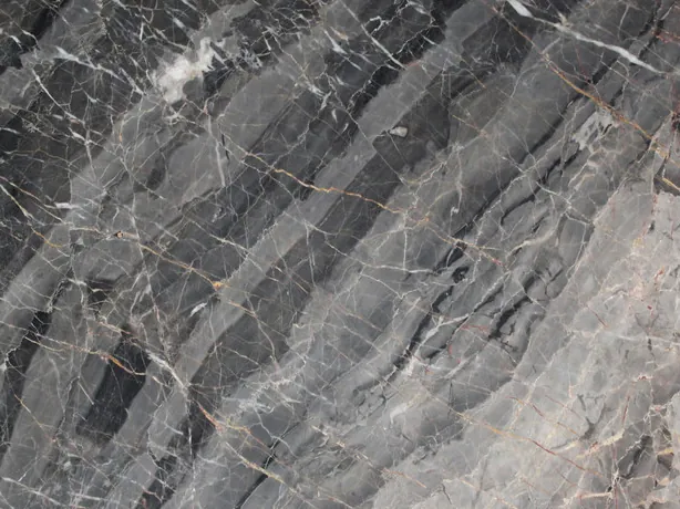 Detalle del Mármol Bellagio: vetas blancas finas en red sobre las bandas de gris oscuro y medio