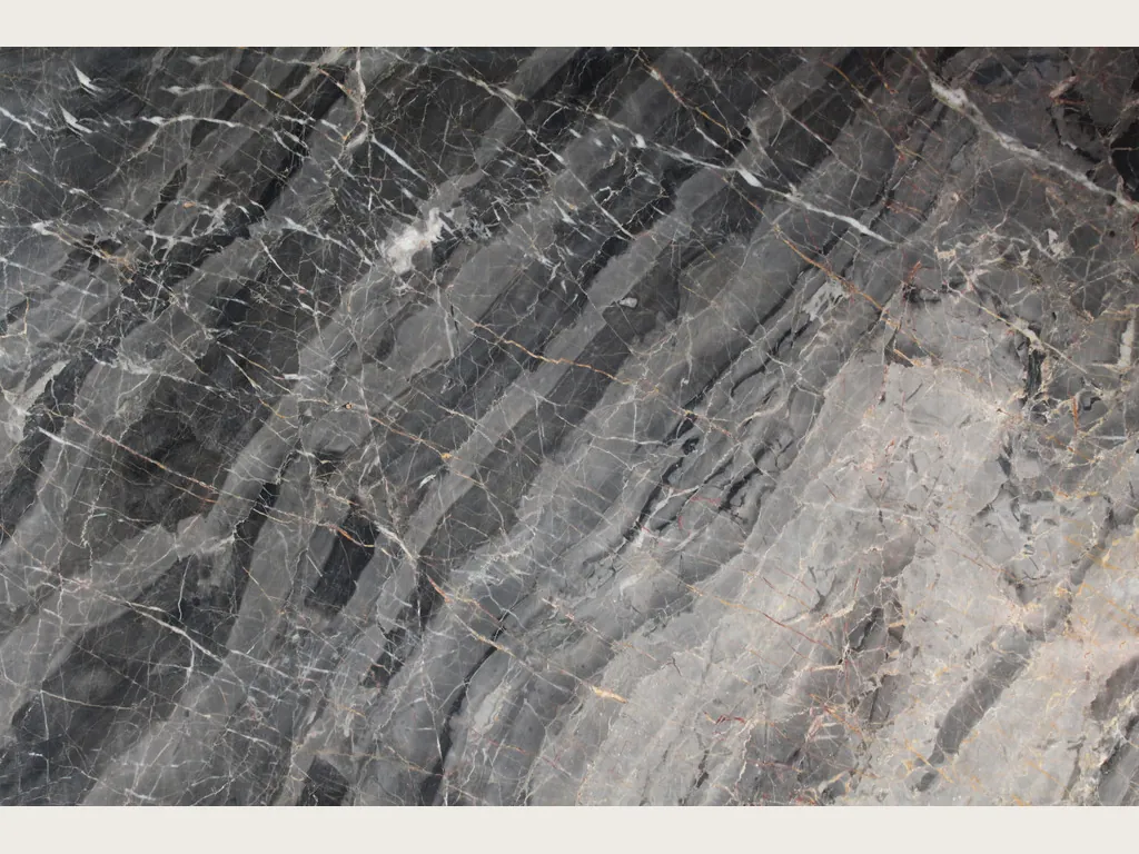 Placa de mármol gris Bellagio: bandas grises escalonadas en diagonal con una red de vetas blancas finas