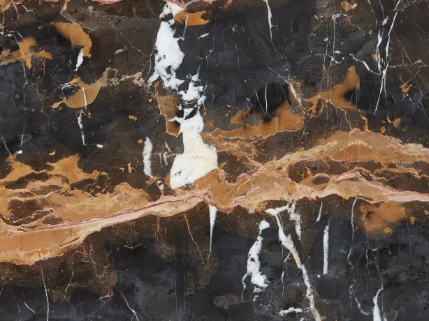 Detalle del Mármol Black & Gold: banda dorada gruesa y vetas blancas sobre el negro