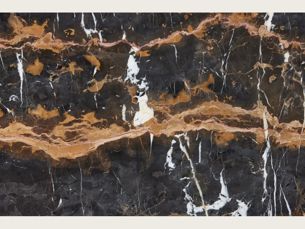 Placa de mármol negro Black & Gold: fondo negro con dos bandas horizontales ocre dorado y vetas blancas verticales