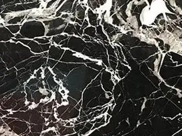 Detalle del Black Rose: vetas blancas finas y medias sobre el negro pulido