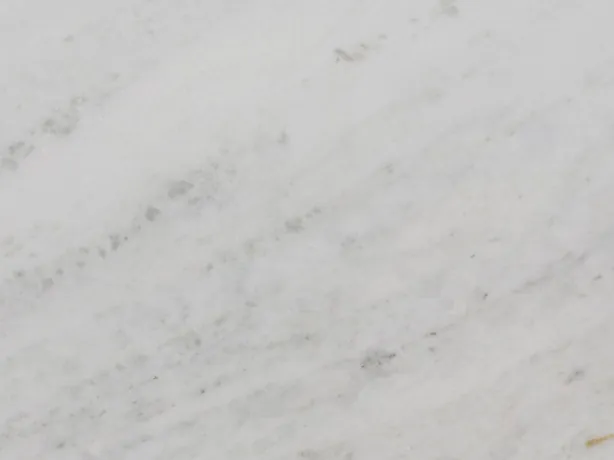 Detalle del Mármol Blanco Brasile: líneas grises tenues sobre el blanco casi liso