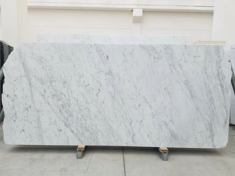 Placa de mármol blanco Bianco Carrara C Extra: fondo blanco parejo con vetas grises finas y suaves en diagonal