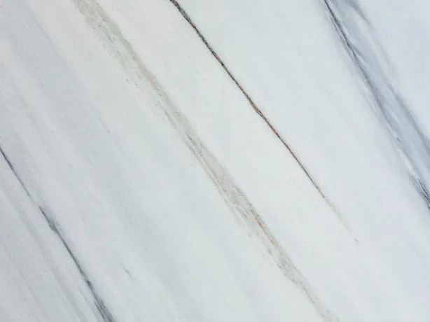Detalle del Bianco Covelano: vetas rectas espaciadas de gris azulado sobre el fondo blanco