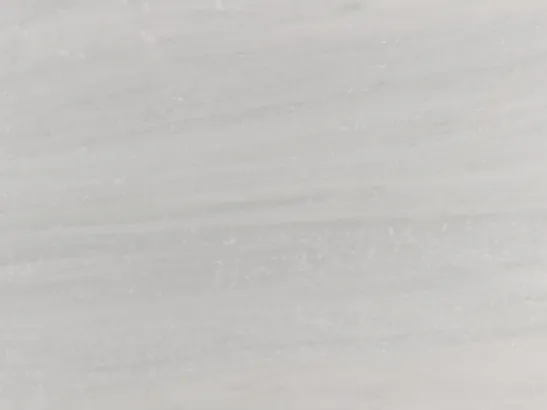 Detalle de la foto de referencia del Blanco Laser: trazos grises muy tenues y toques beige