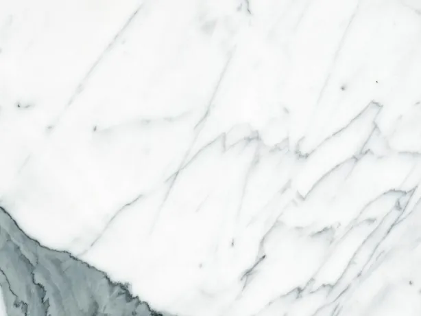 Detalle del Mármol Statuario con la veta gris verdosa y ramificaciones grises finas