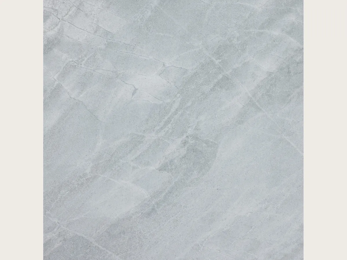 Placa de mármol gris Bleu de Savoie: fondo gris azulado con una red fina de vetas claras y nubes más claras