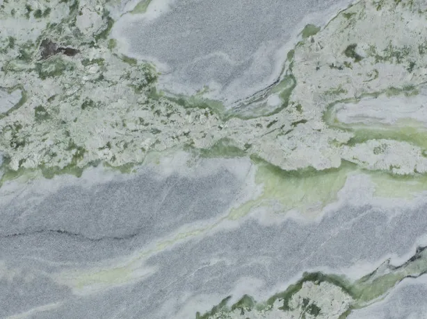 Detalle del mármol verde Bloody Mary: bordes recortados de las bandas verdes sobre el gris azulado