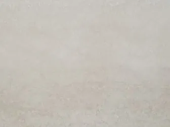 Detalle de la placa de Botticino Light donde se ve el beige parejo y liso