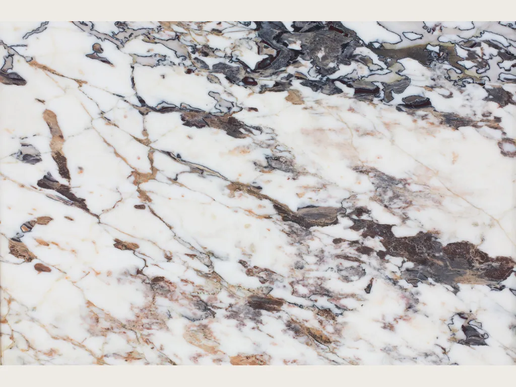 Placa de mármol blanco Breccia Capraia: fragmentos blancos dentro de una red gris oscura y violeta (otra placa)