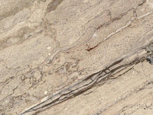 Detalle del Breccia Aurora: líneas marrones y grises paralelas sobre el beige grisáceo
