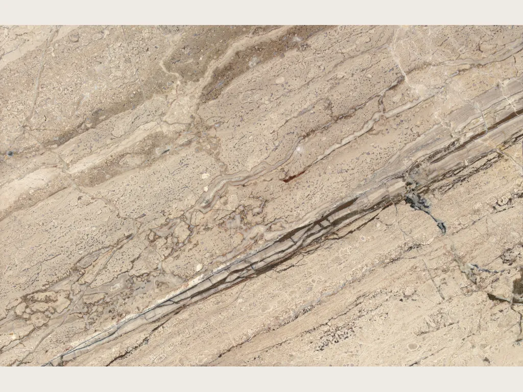 Placa de mármol beige Breccia Aurora: fondo beige grisáceo con vetas paralelas marrones y grises en diagonal
