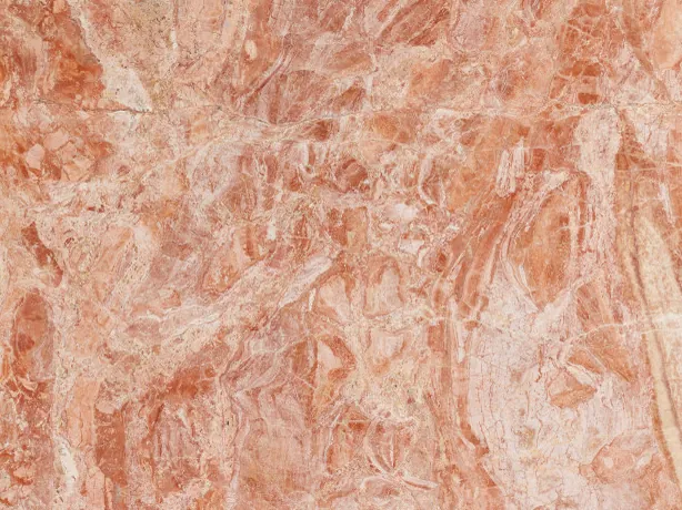 Detalle de la placa de Breccia Bohemien: fragmentos coral y beige claro entrelazados en tono salmón