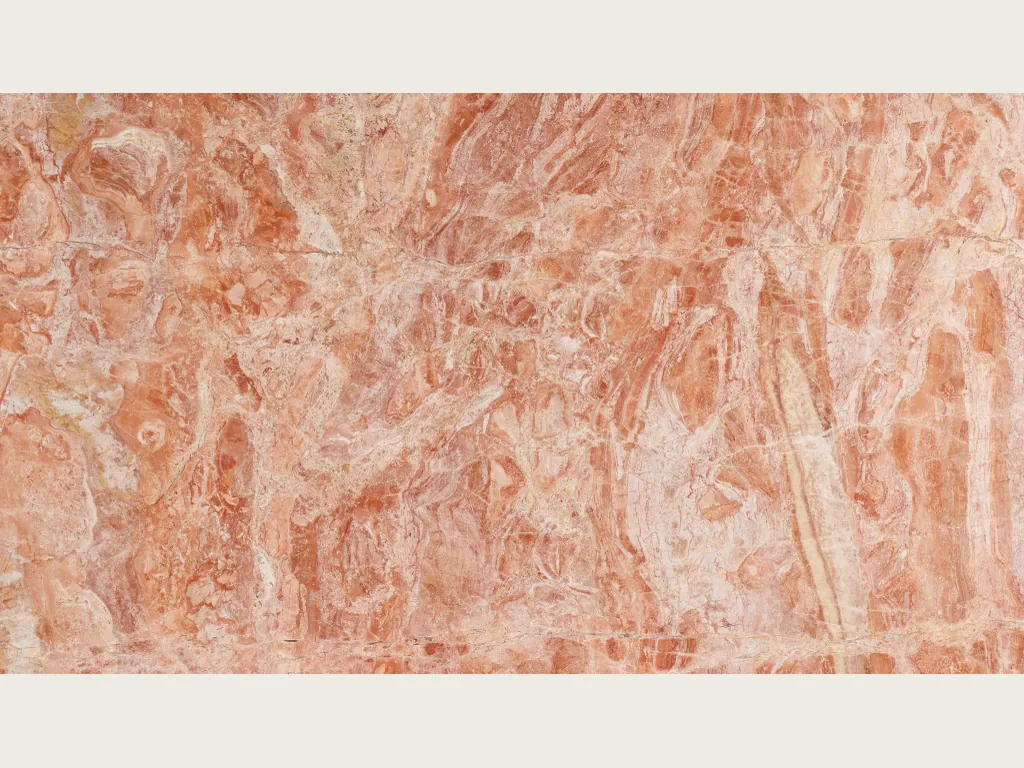 Placa de mármol rosa Breccia Bohemien: mezcla densa de fragmentos coral y beige claro sobre fondo rosa salmón
