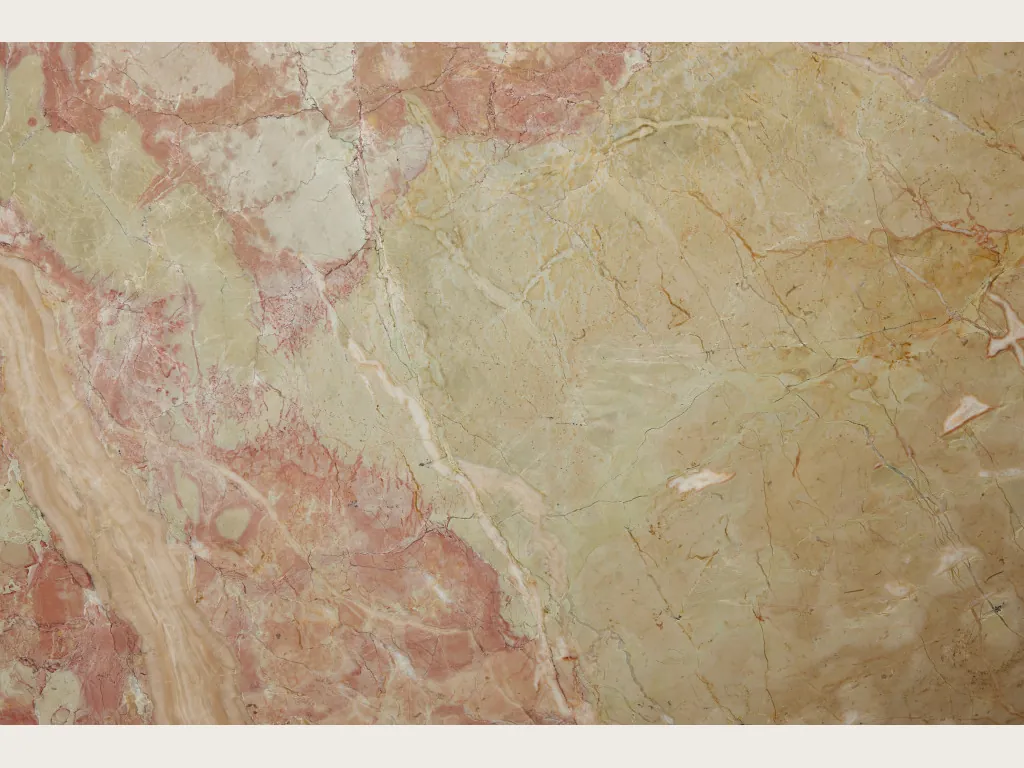 Placa de mármol beige Breccia D’Aragona: fragmentos beige verdosos con manchas rosa coral y vetas claras finas