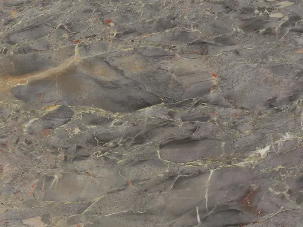 Detalle del Mármol Breccia di Versailles: fragmentos difusos y toques ocre sobre el pulido brillante