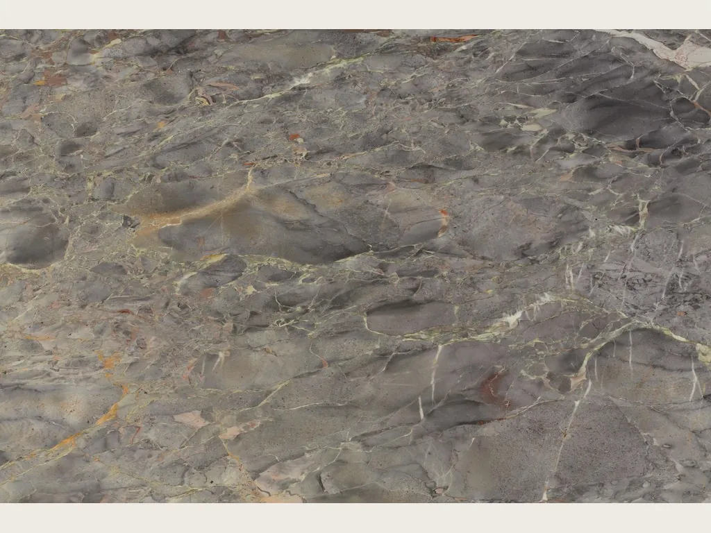 Placa de mármol gris Breccia di Versailles: fondo gris pardo brechado con vetas claras finas y toques ocre