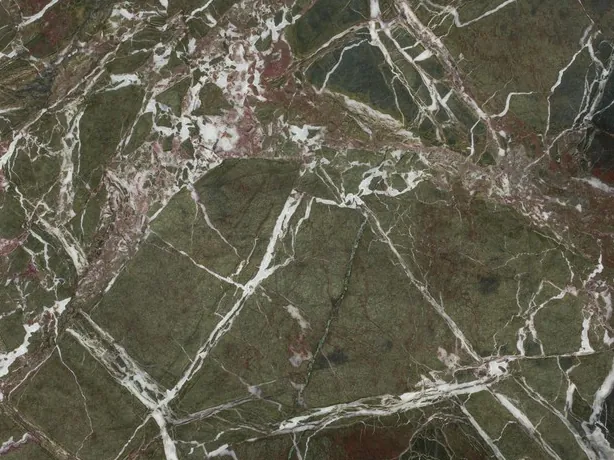 Detalle del Mármol Breccia Imperiale: vetas blancas rectas, toques rojo vino y brillo de pulido