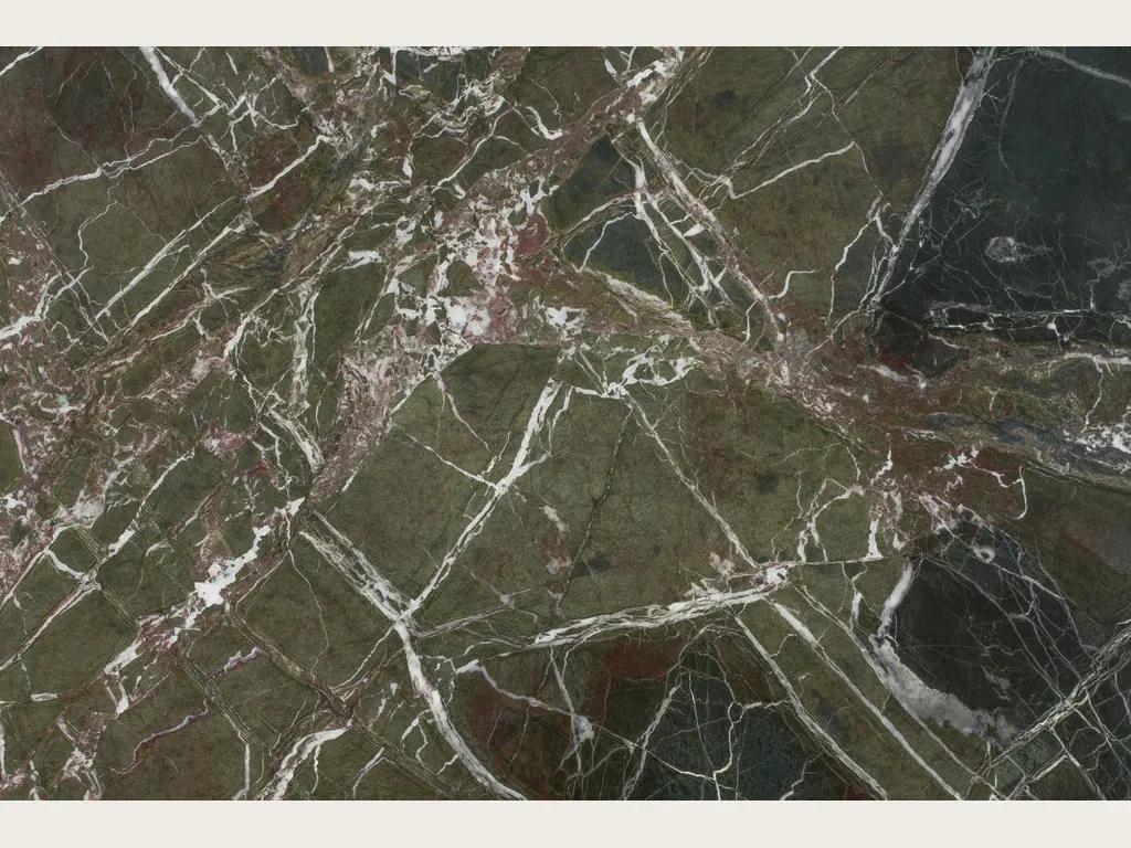 Placa de mármol verde Breccia Imperiale: red de vetas blancas finas y toques rojo vino sobre el verde oscuro