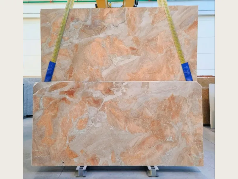 Placa de mármol beige Breccia Oniciata: fragmentos beige dorado y crema con ondas concéntricas y banda marrón rayada (otra placa)